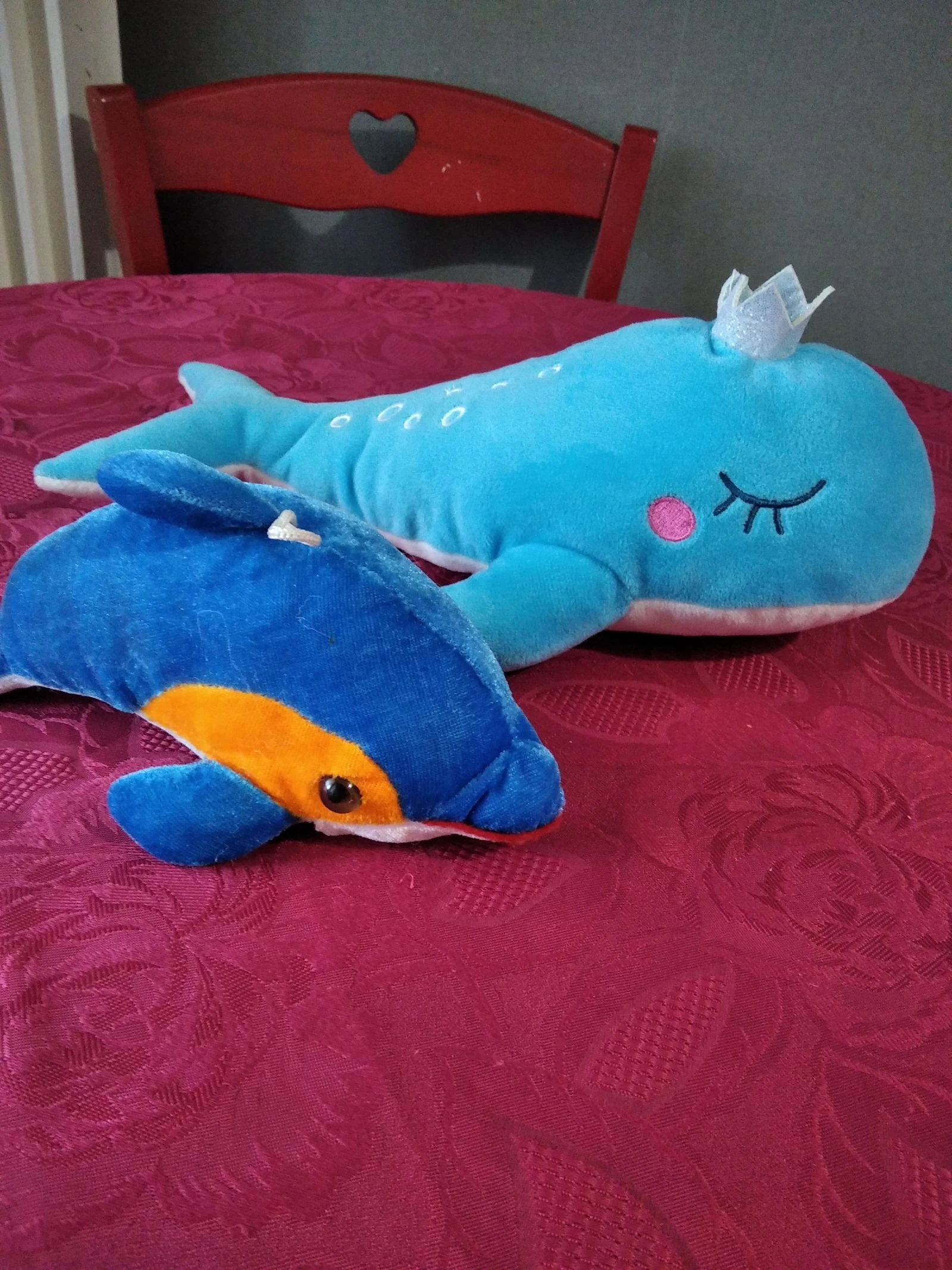 Lot de deux peluches dauphins 
